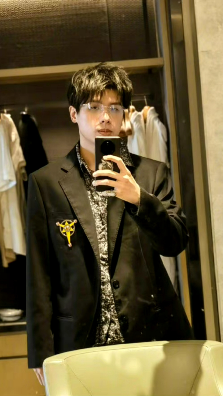 法老 退圈# #法老 紫菜蛋花兔# 消息曝光后,有网友发现二人手牵手