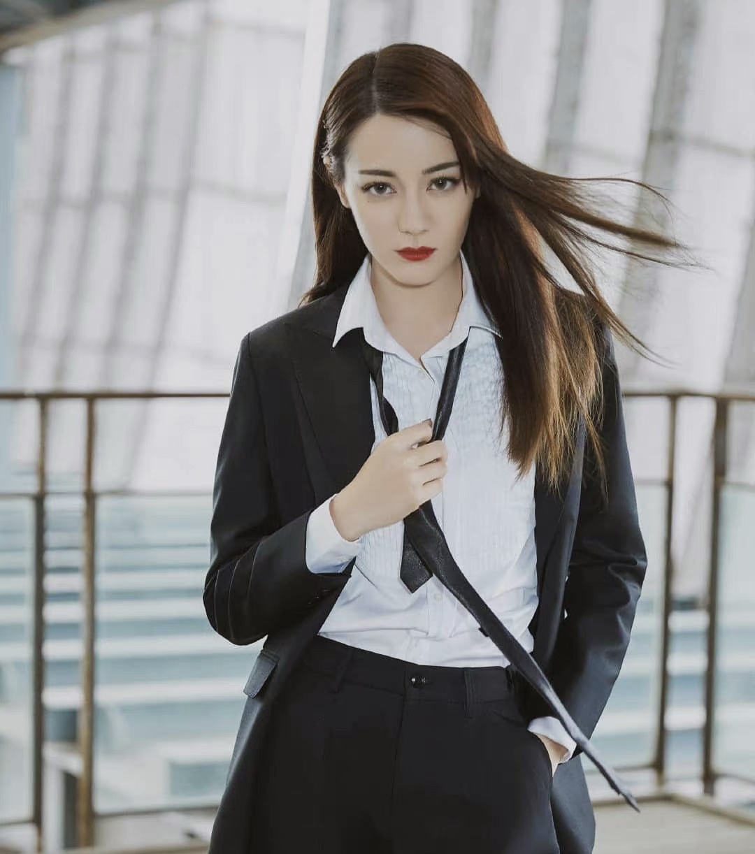 迪丽热巴职业装 有被惊艳到