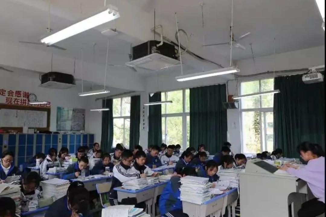 夏天老师学生上课热到像洗桑拿,为何学校不给装空调?校长也没辙