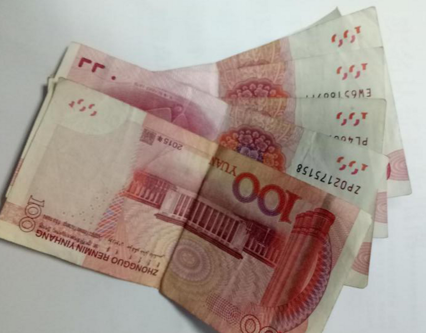 叔叔家盖房子,快90岁的奶奶,颤颤巍巍的送来500块钱,对我叔叔说:我也