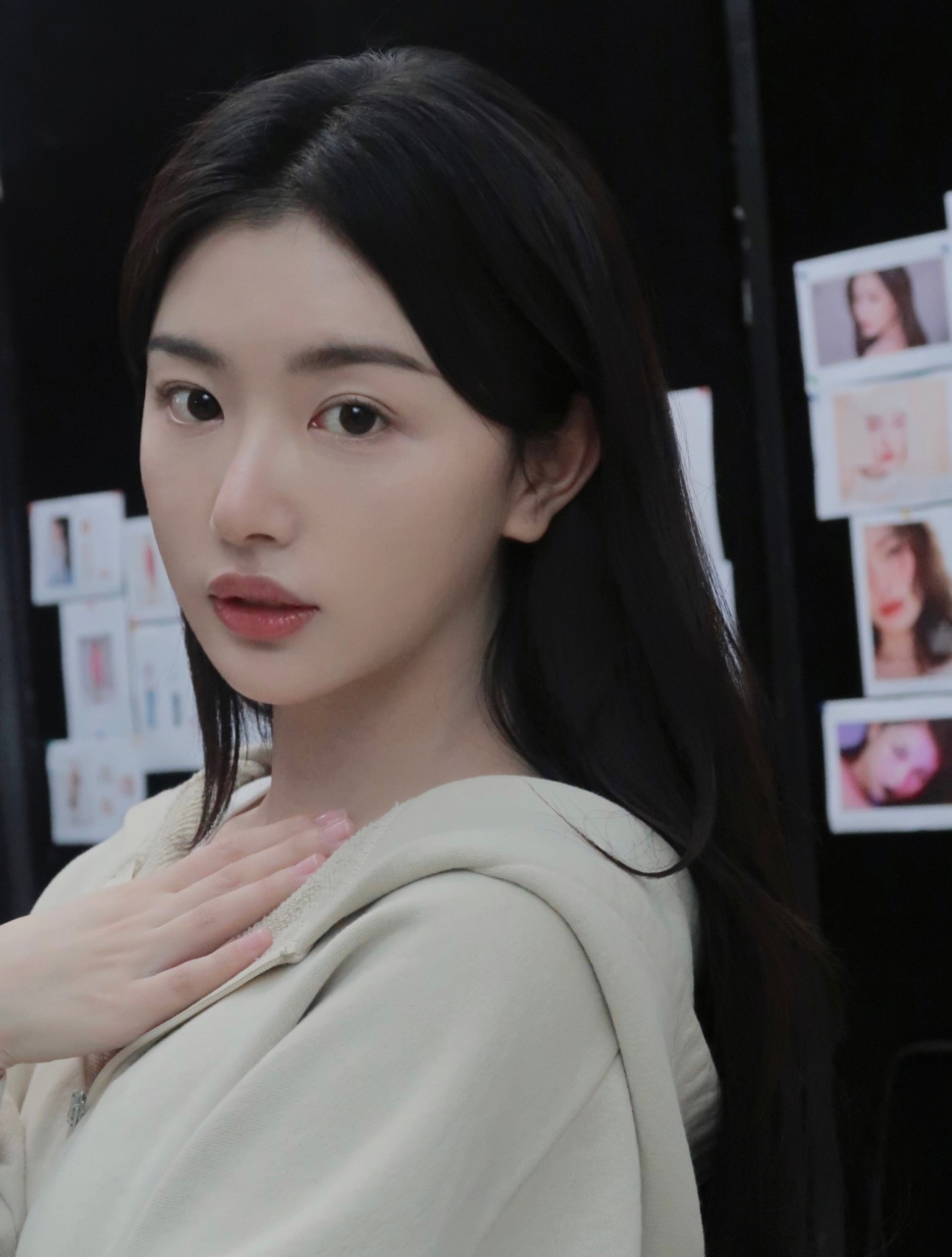 孔雪儿素颜照,五官好精致,漂亮得像个"假人".