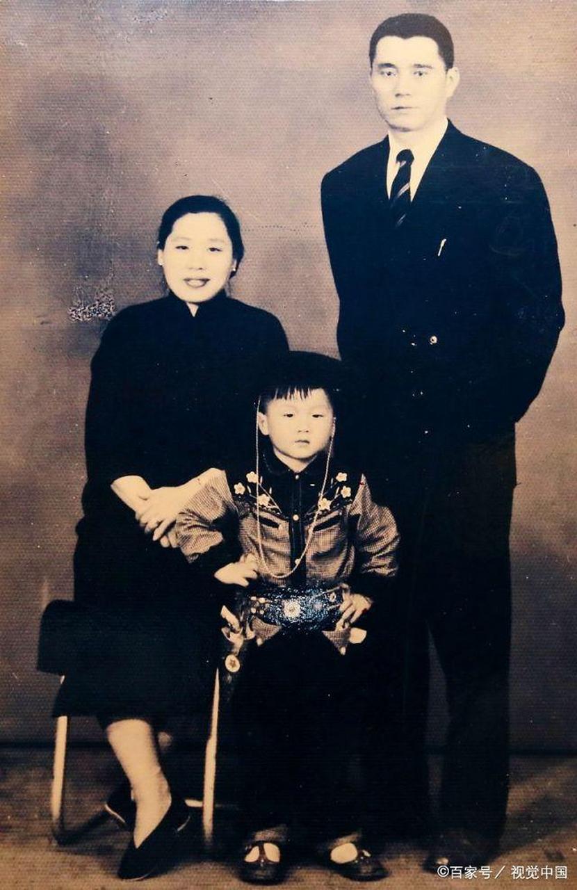 小时候的成龙,和父母留下的合影.