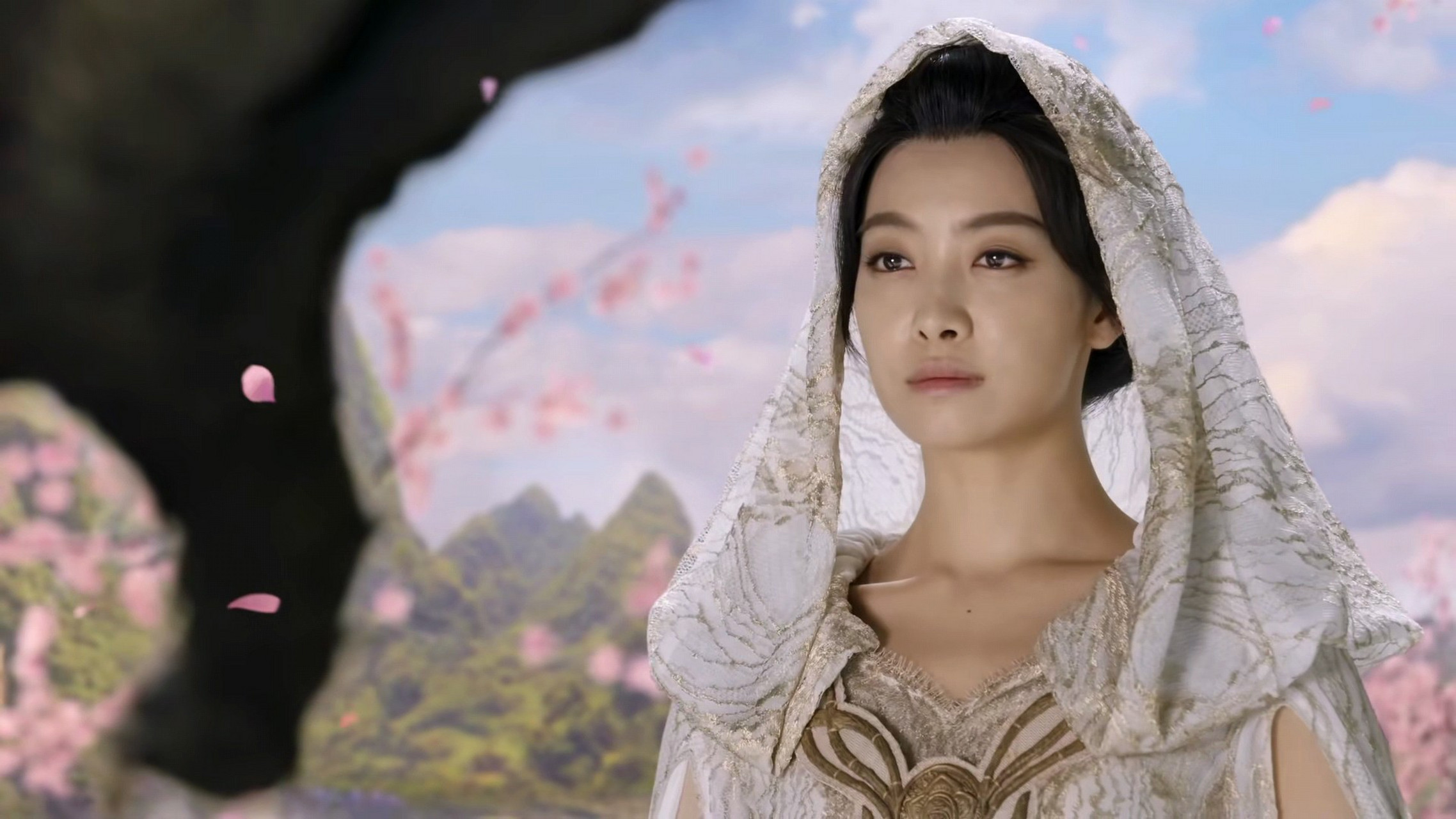 那时,小夭随着娘亲去轩辕参加大舅舅青阳和大舅母云桑的婚礼,她第一