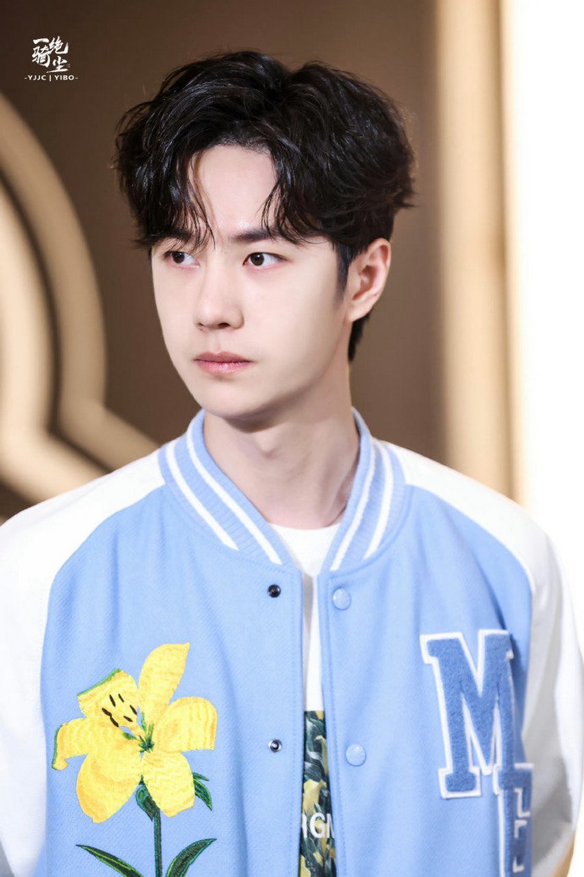 王一博清爽男高#王一博身穿蓝色棒球服出席活动,酷盖今天是清爽男高