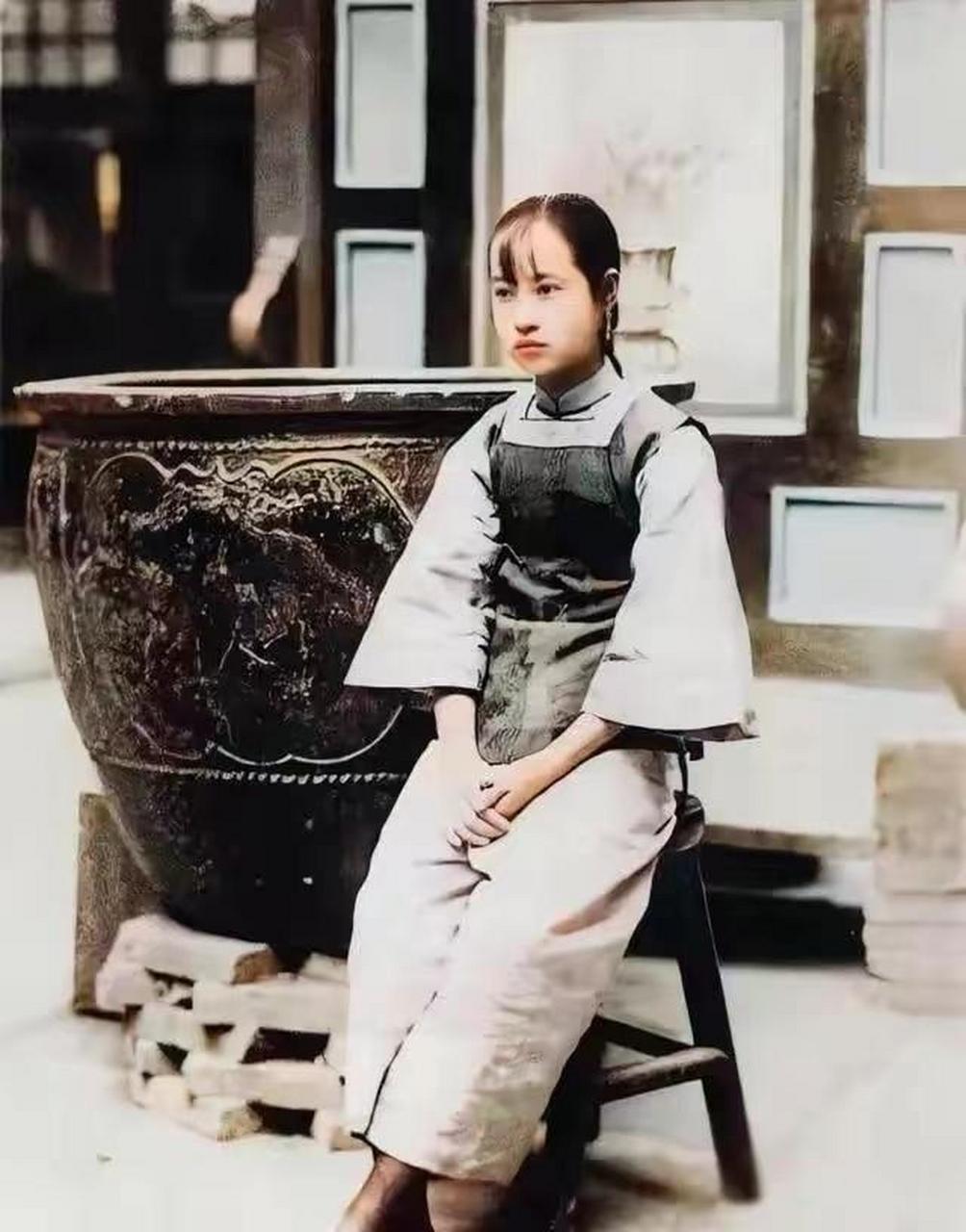 图中面容清秀的女孩子是清朝时期的大小姐,已经17岁了还没出嫁的原因
