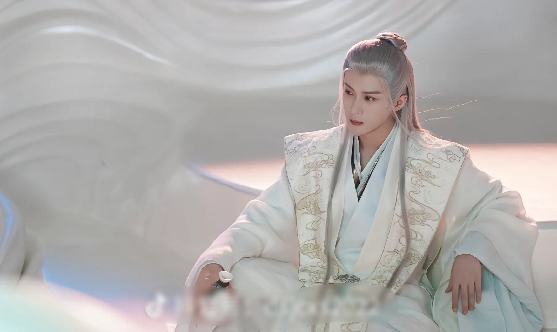 《长相思》相柳结局 相柳临死前用扶桑神木雕了大肚娃娃,托人转交给了