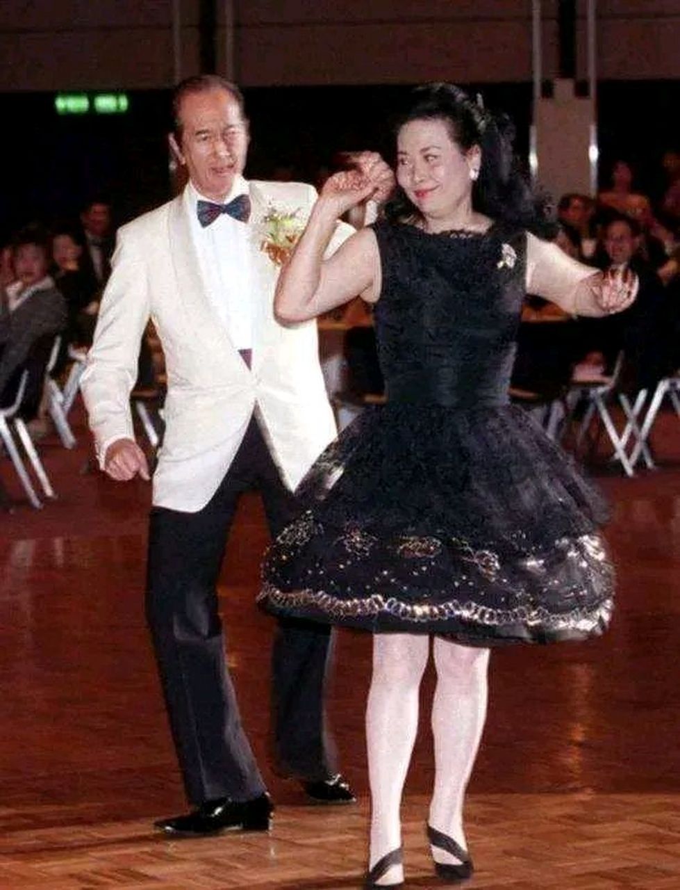 1997年,赌王何鸿燊和他的侧室夫人蓝琼莹一起翩翩起舞时的情景.