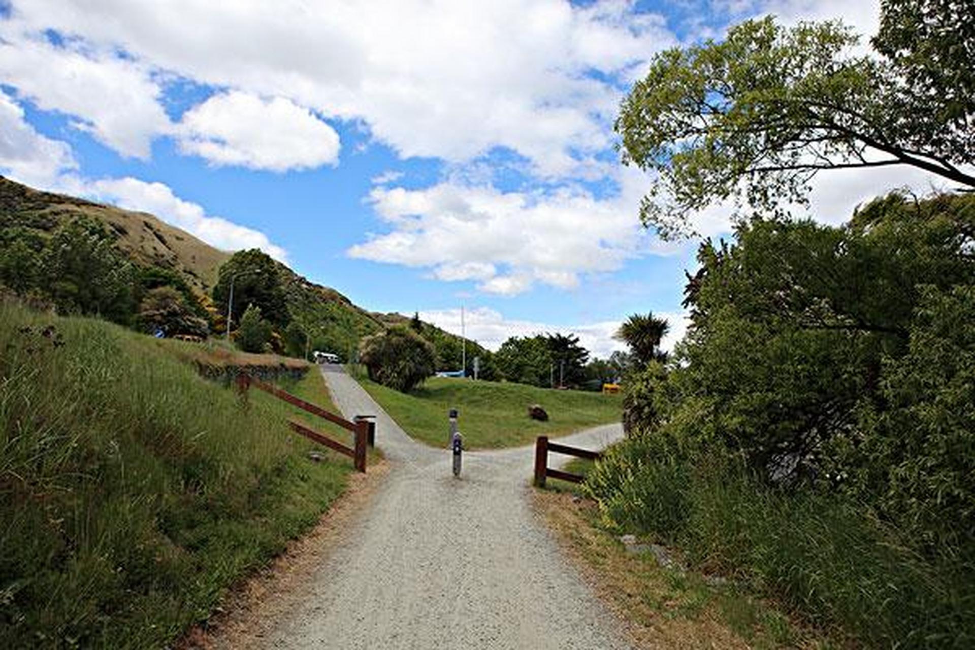 人生道路总是有一个交叉路口,一个是向东,一个是向西.