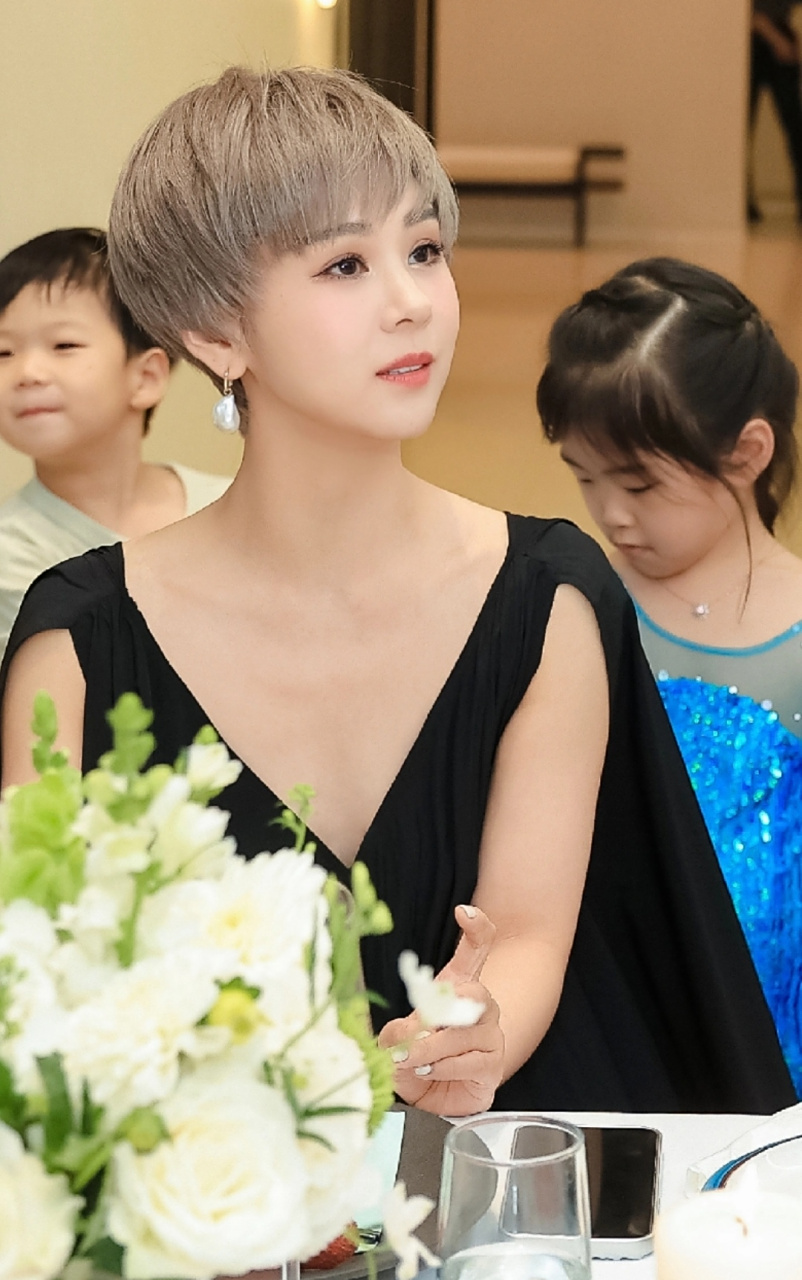 王雷老婆李小萌换短发了,气质一下子变得时髦很多,感觉人也变年轻了