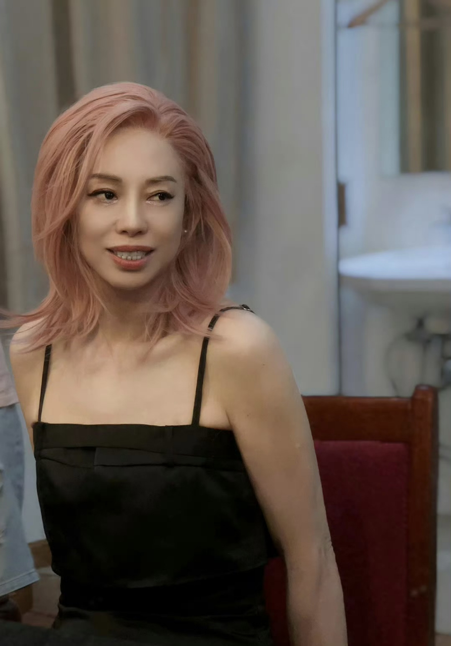 黄绮珊粉发# 都快认不出这是当年参加我是歌手的黄妈了,真的越来悦览
