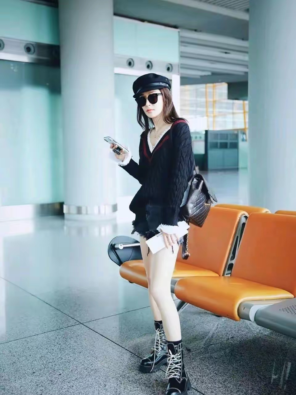 43岁秦岚风韵犹存,穿"起球"针织衫搭配直筒牛仔裤,气场全开