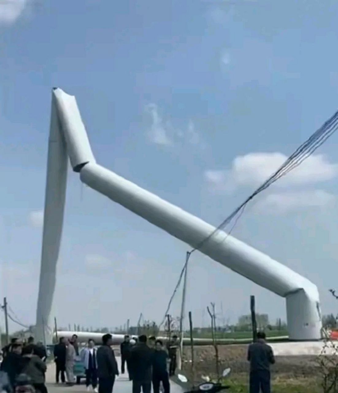 4 月 10 日中午,扬州高邮市境内一座百余米高的风力发电机突然倒塌,砸
