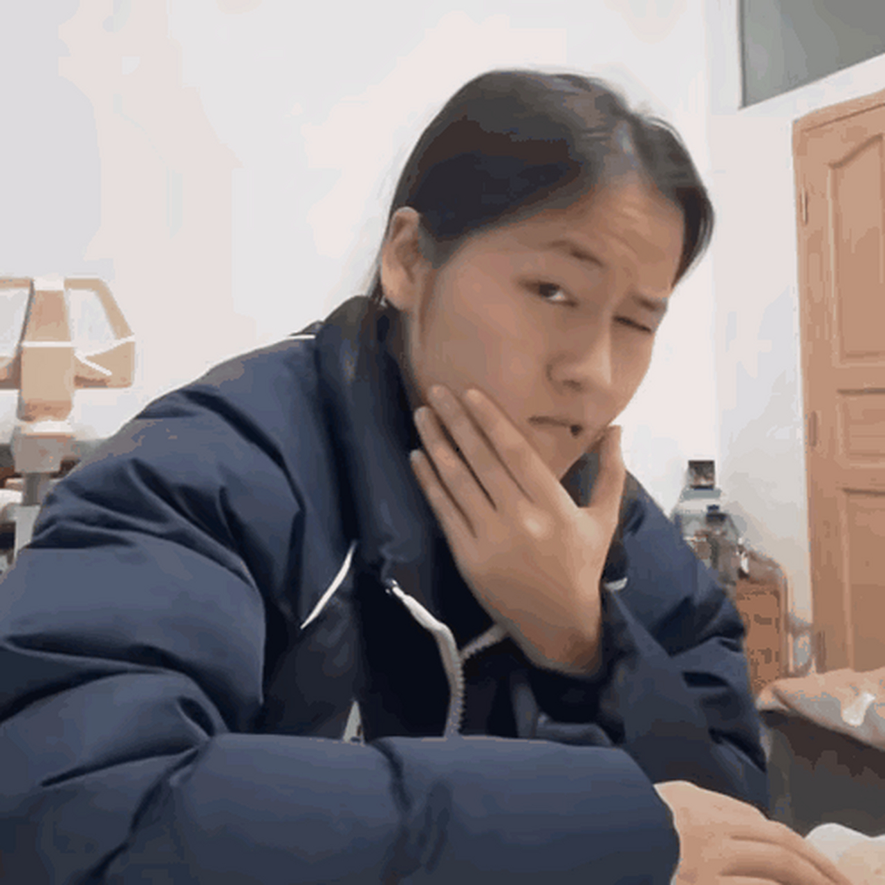 杨洋和方头明,像吗?很多人一致认为,杨洋比模仿油腻男的博主更