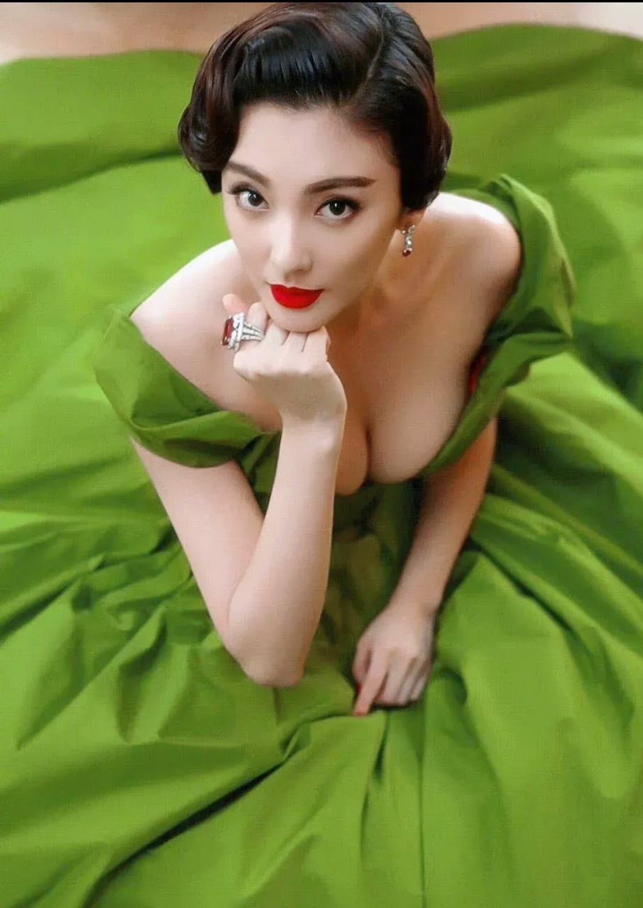 张雨绮戛纳绿色礼服:惊艳全球的性感风华  在每年的戛纳电影节中,明星