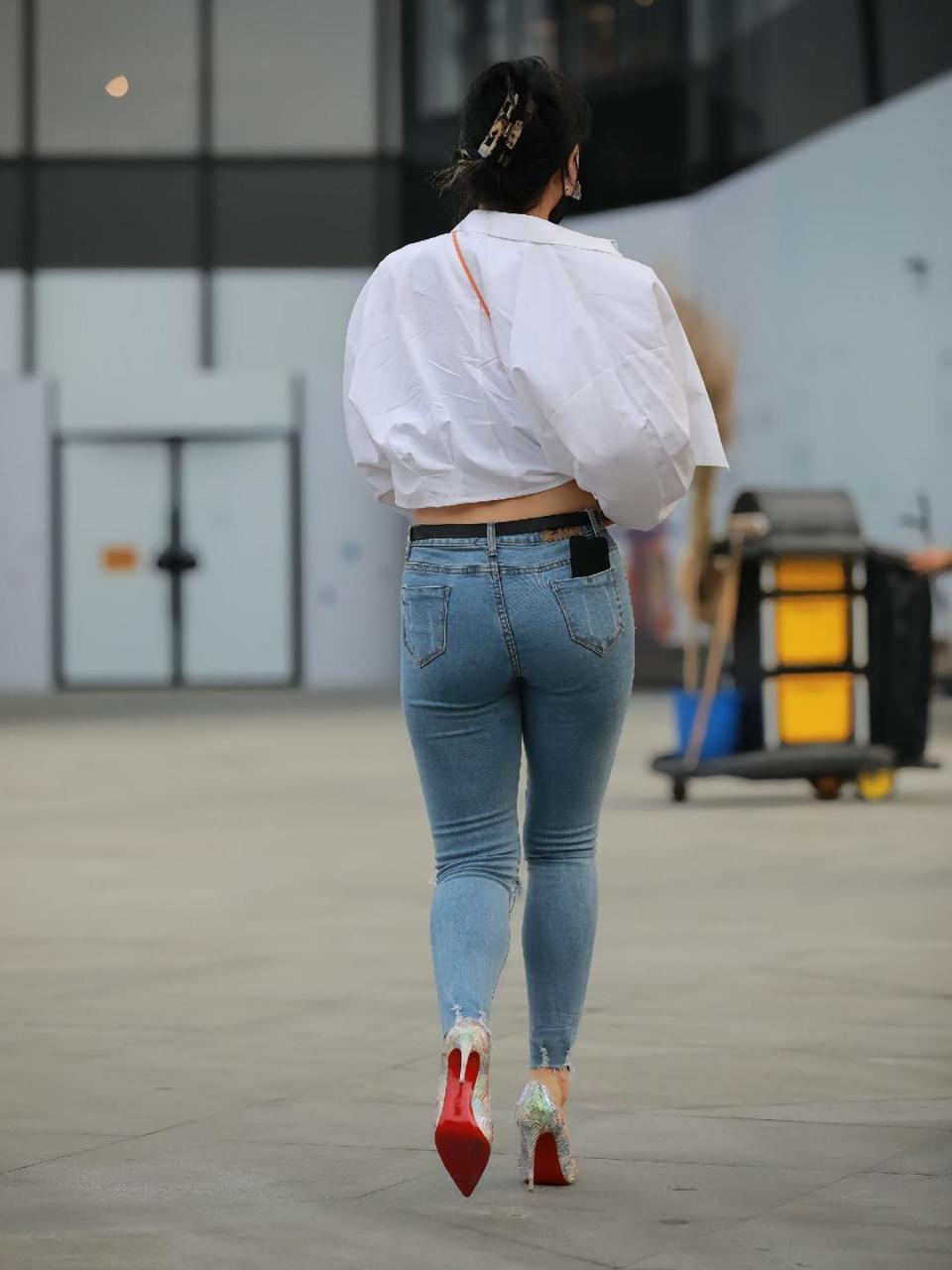 街拍背影杀,紧身裤小辣妹,微胖型!