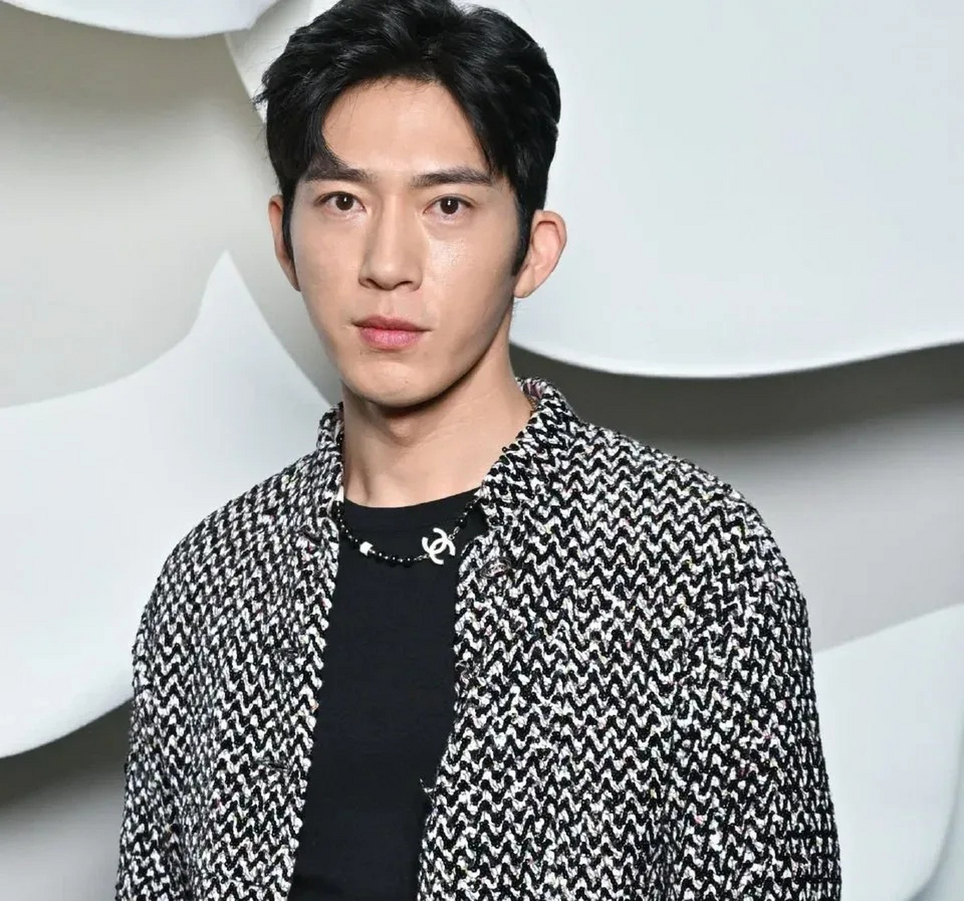 井柏然现在看起来有点怪啊!