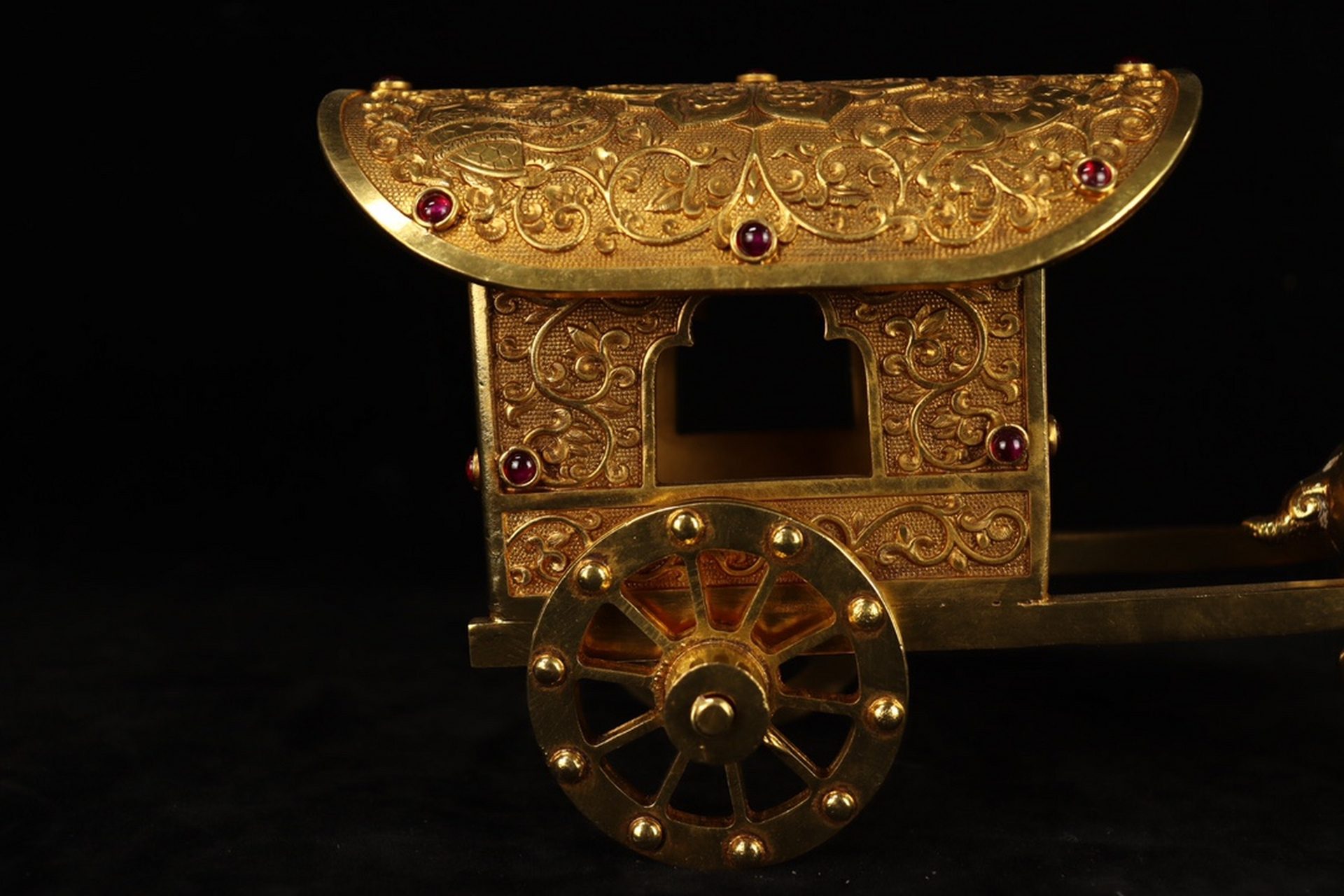珍藏清代铜鎏金镶嵌红宝石马车,尺寸长26厘米,宽11厘米,高12厘米.