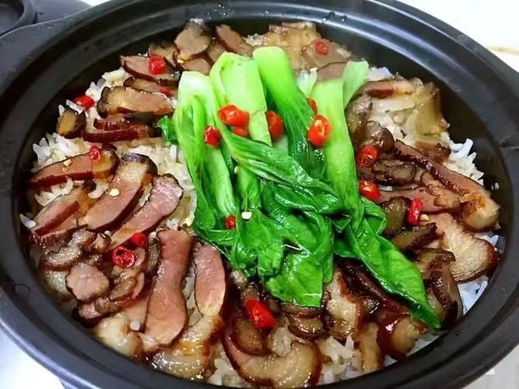 煲仔饭是广东的传统美食,得名于广东人对砂锅的称呼"煲仔".