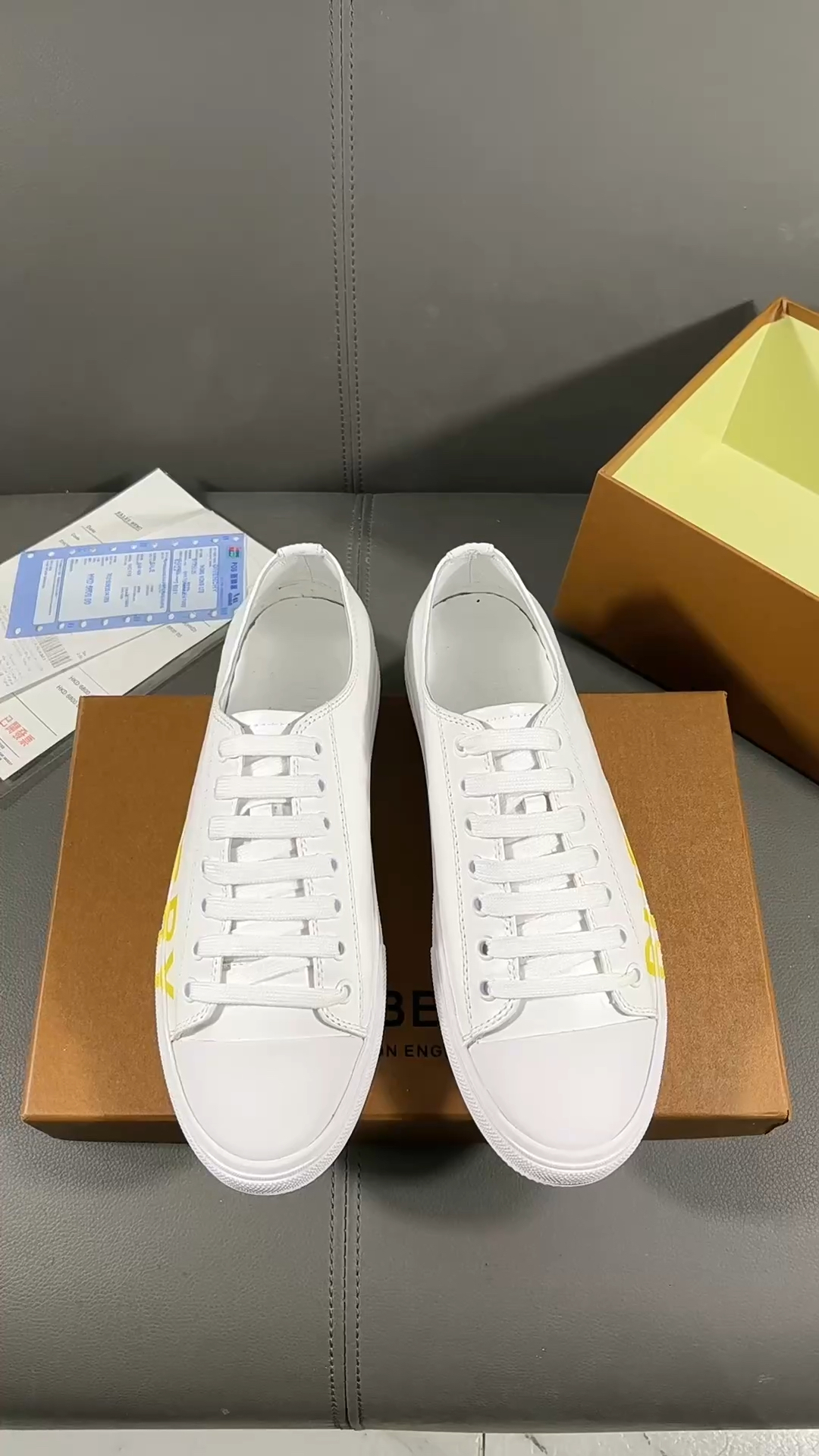 巴宝莉休闲百搭小白鞋开箱细节展示来啦