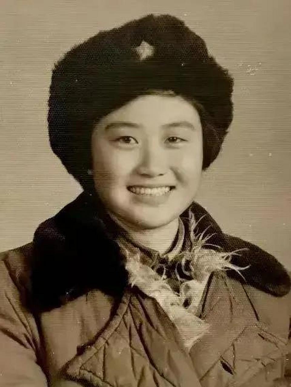 60年代,谢小沁的一张罕见留影,当时的他在中学毕业后,被保送到哈军工