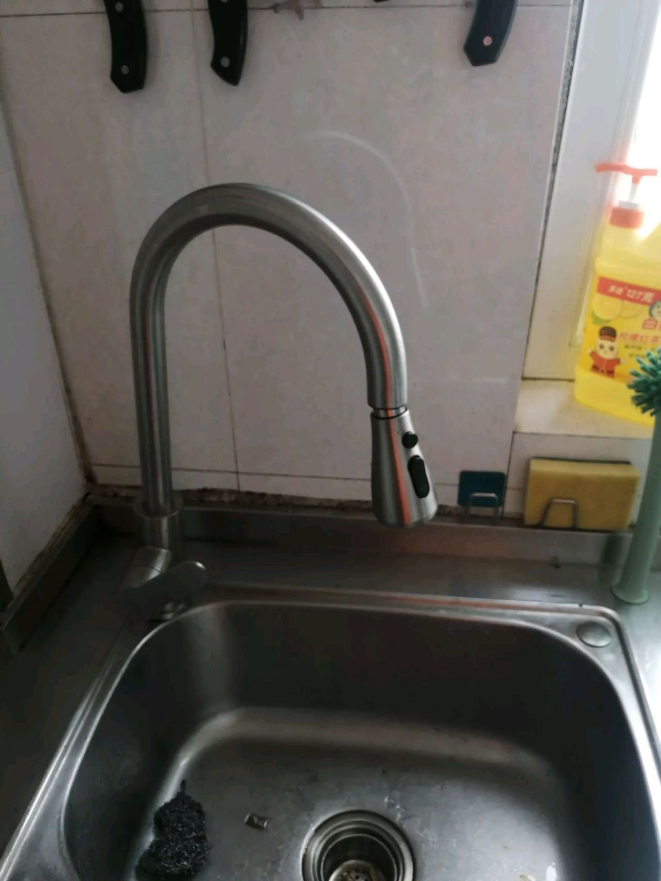 今天更换一个洗菜盆抽拉式水龙头差点翻车,水龙头到比较好拆,人家这个