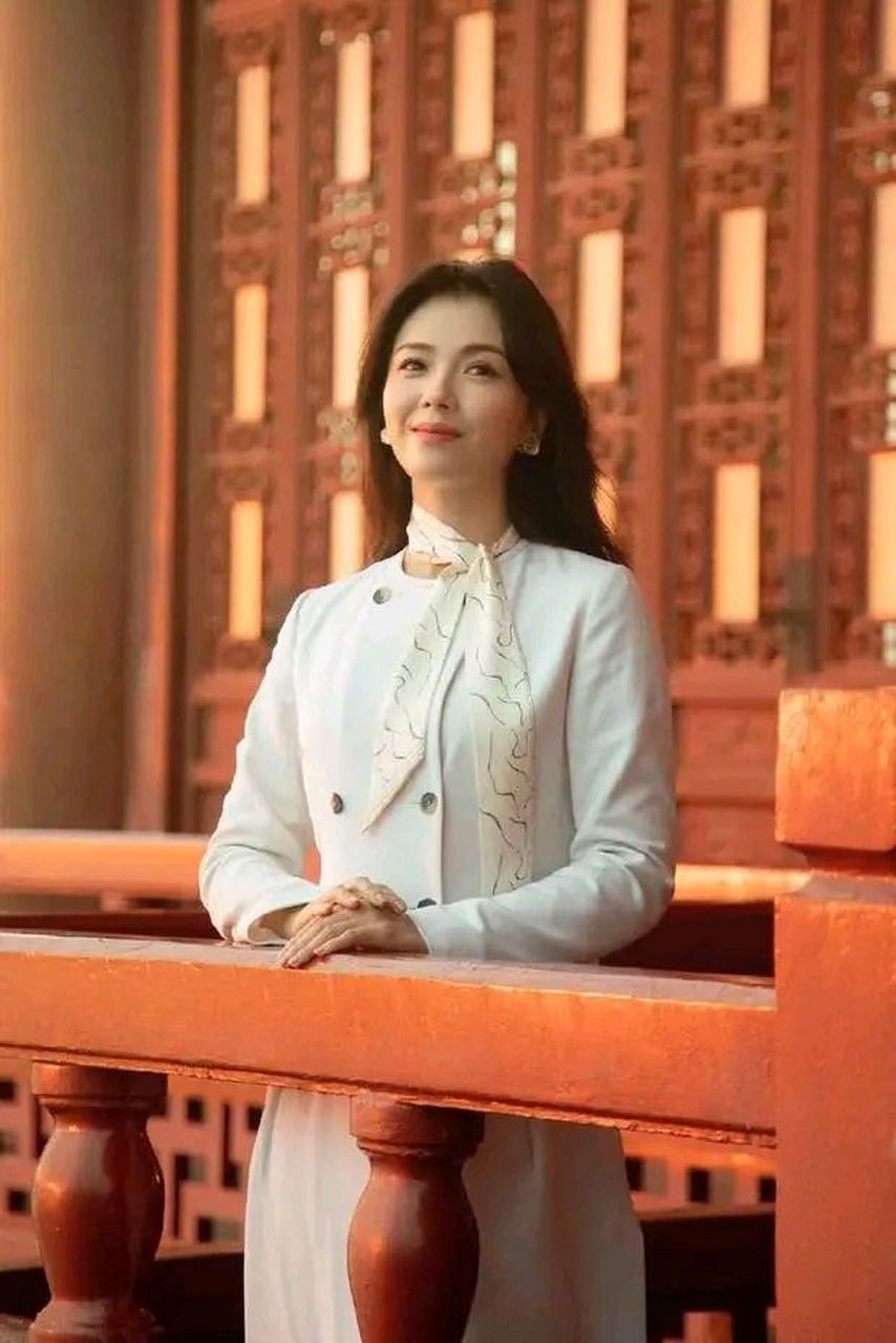 刘涛素衣搭丝巾优雅大方 游览滕王阁倾听历史回音