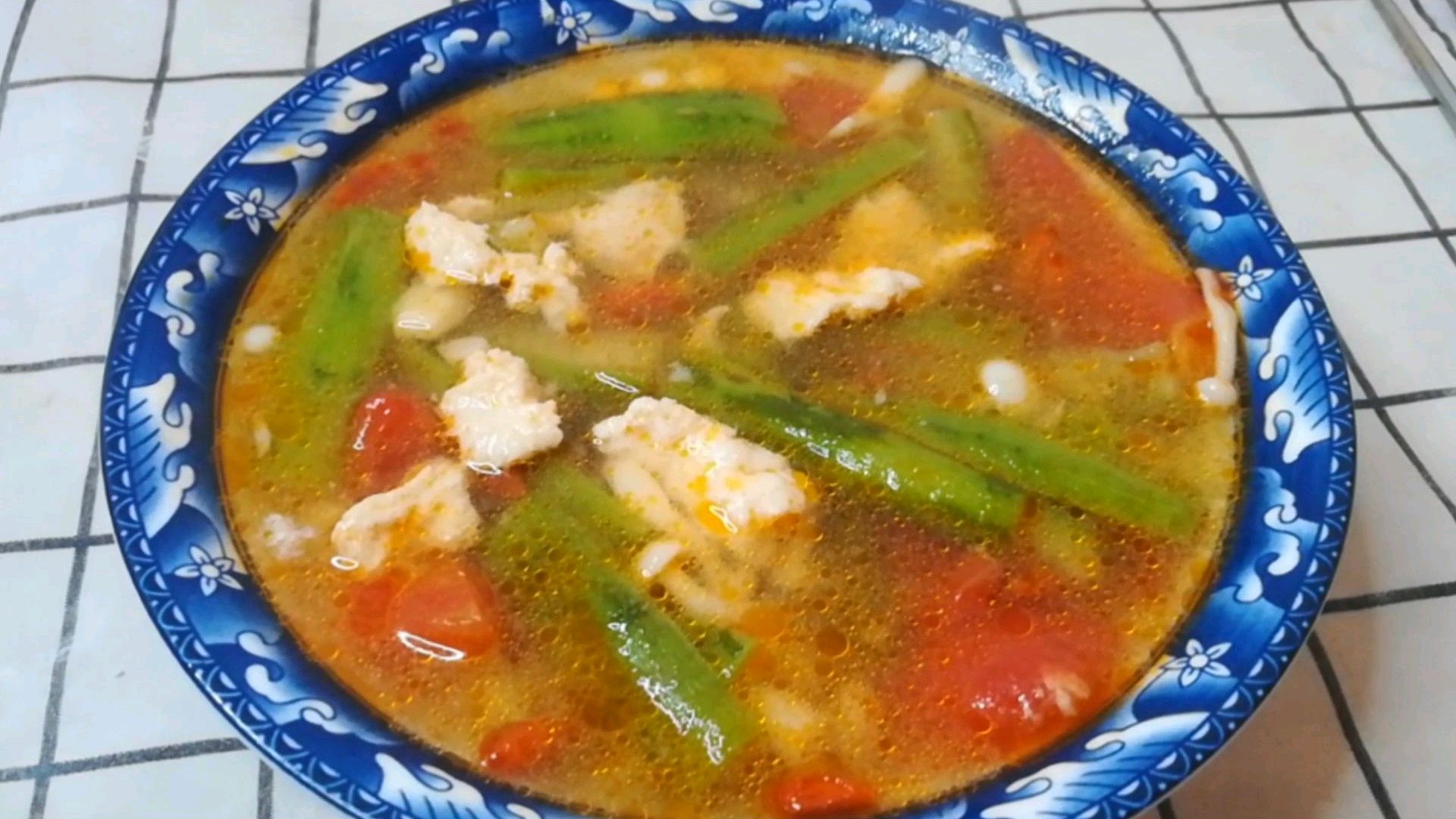 丝瓜汤最好喝的做法,加几片鸡胸肉,浓香入味,味道更鲜美