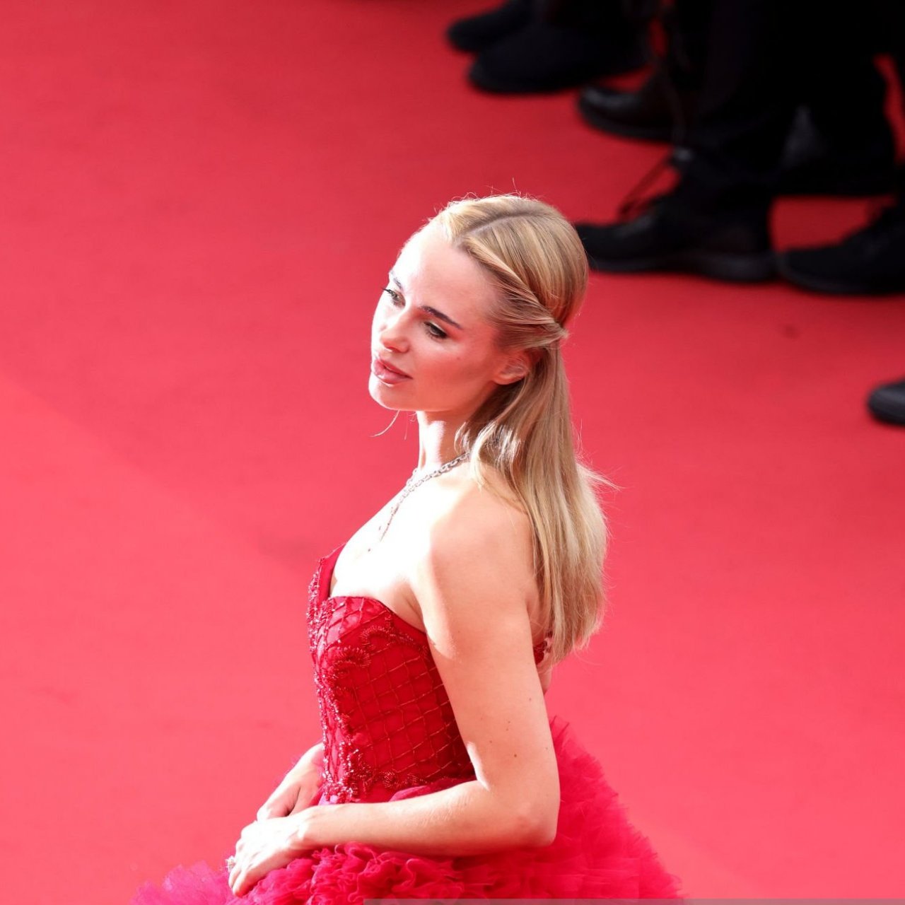 在戛纳电影节上穿着宽阔的公主礼服和