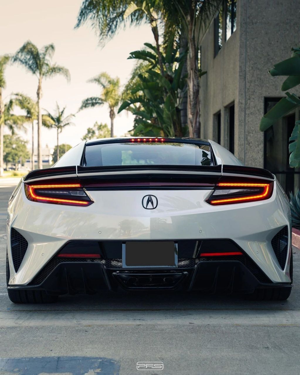 本田nsx是日本汽车制造商本田生产的一款高性能跑车,首次亮相于1990