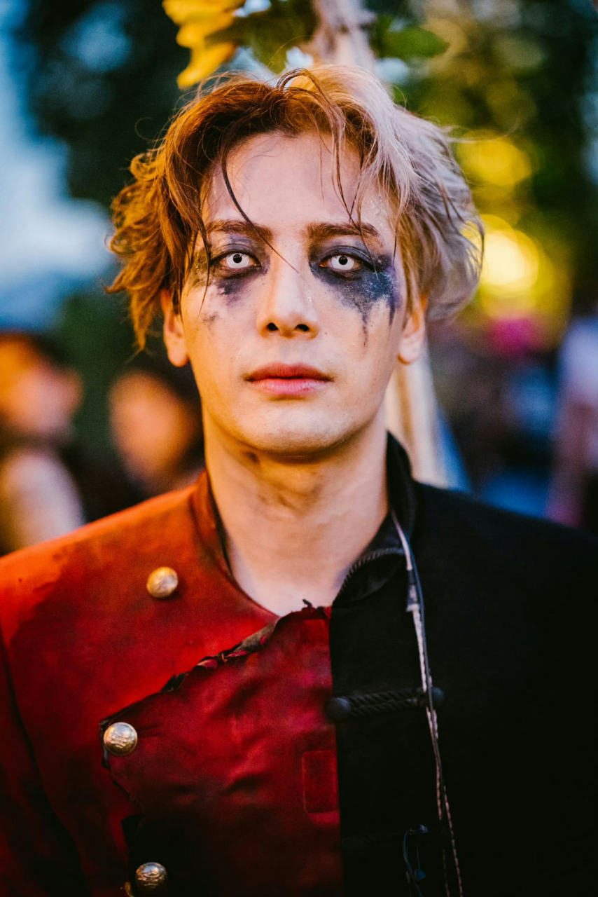 王嘉尔再次登上了科切拉音乐节的舞台上表演,以一首大热单曲《100ways