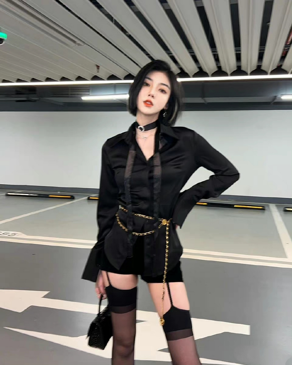 御姐风穿搭,复古长袖修身衬衫配吊带黑丝袜#时尚穿搭