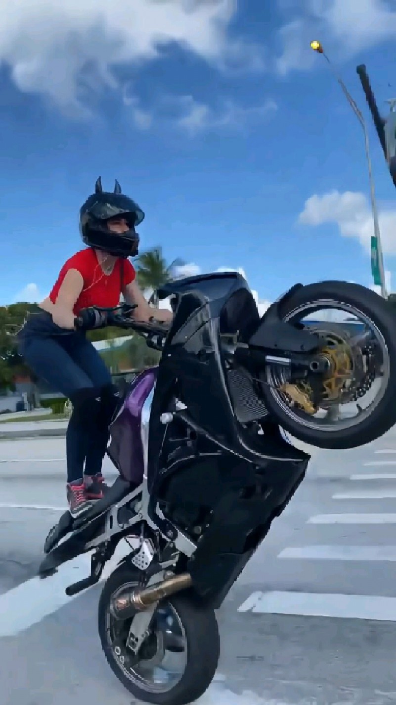 小姐姐骑摩托车翘头
