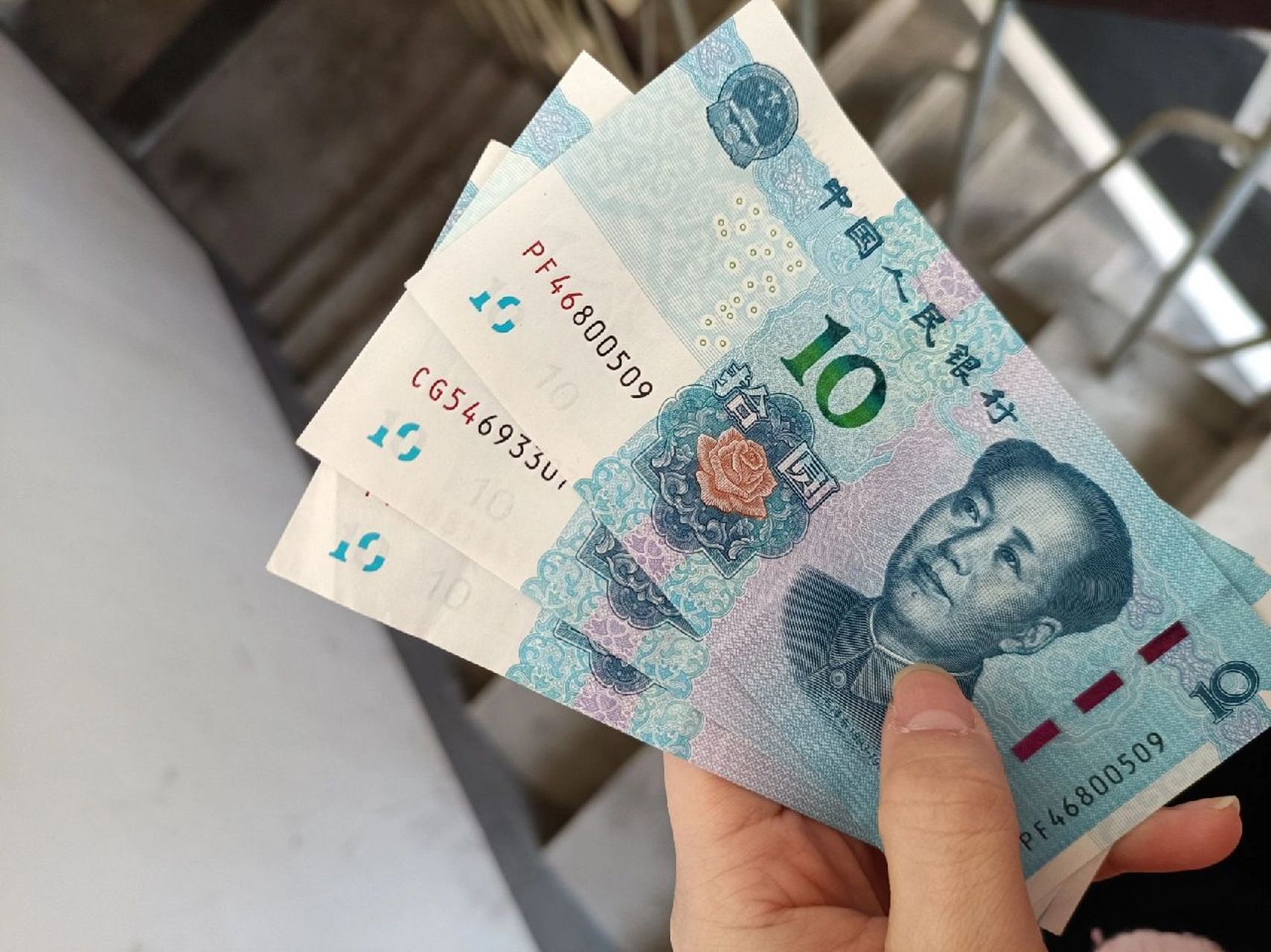 奶奶给了我30元,让我给她带奶茶.