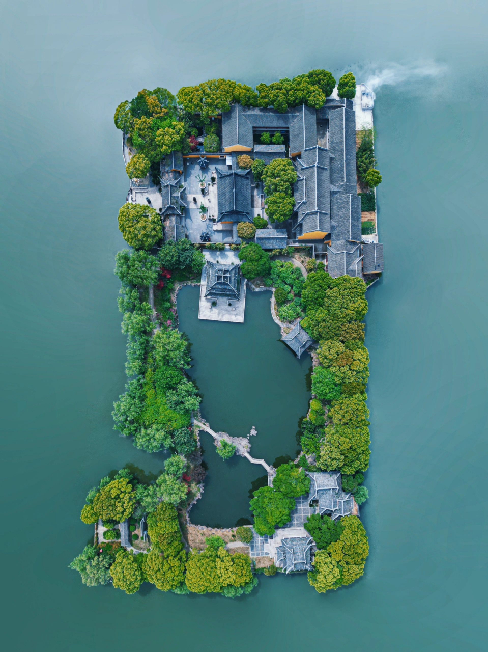 此小岛被人称之为是金庸先生笔下的燕子坞,位于苏州同里古镇同里湿地