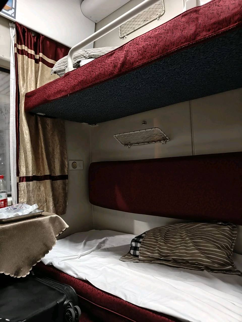 第一次买软卧的票,对于带孩子出游的人来说,软卧确实比二等座划算