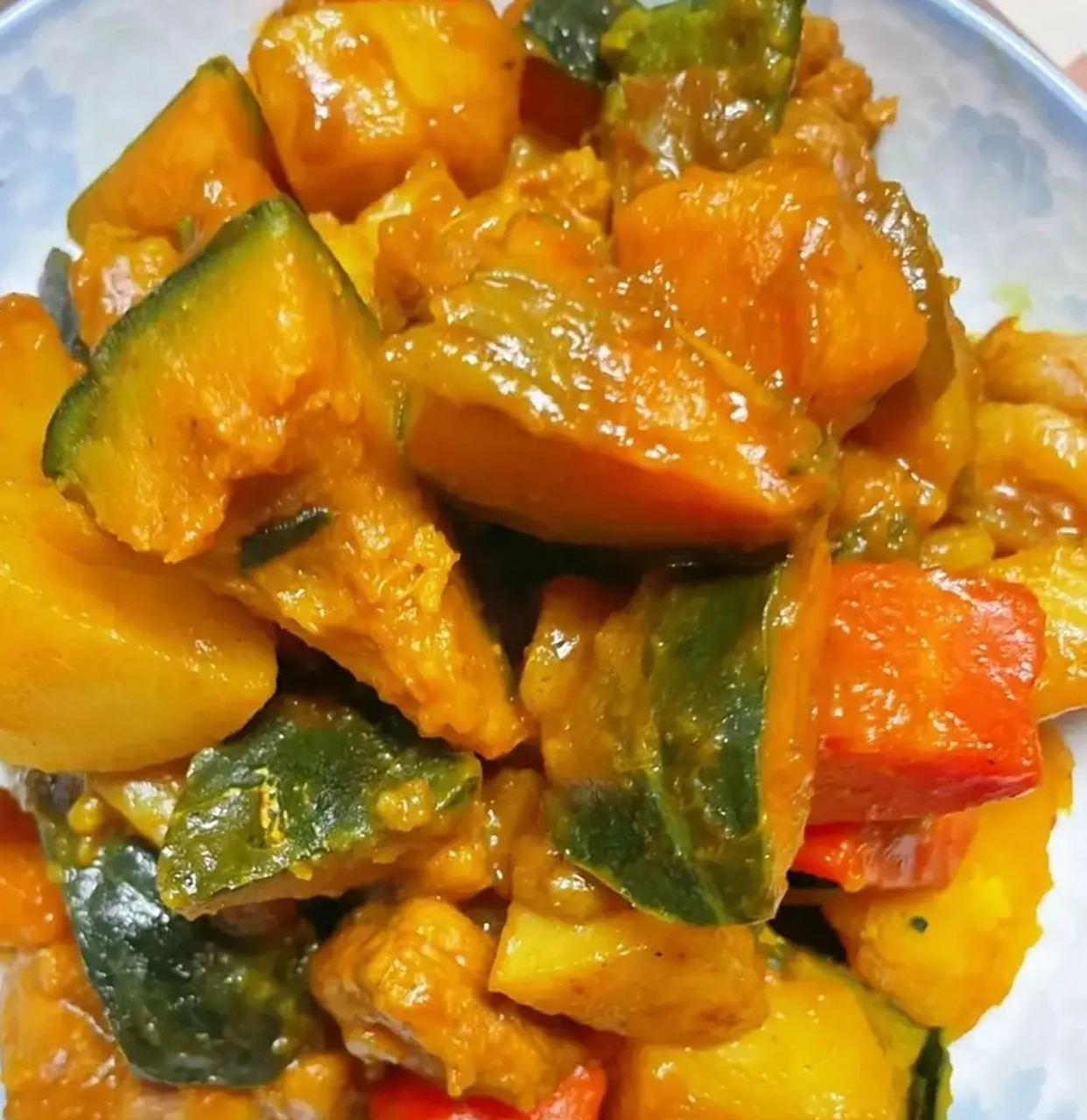 我的美食分享#  南瓜炖土豆  食材:五花肉,胡萝卜,土豆,南瓜,大料