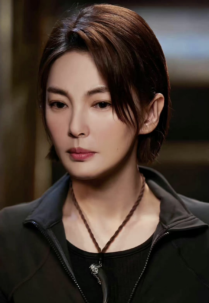 张雨绮《鬼吹灯之南海归墟》杀青剧照来了!姐短发好酷[哇]