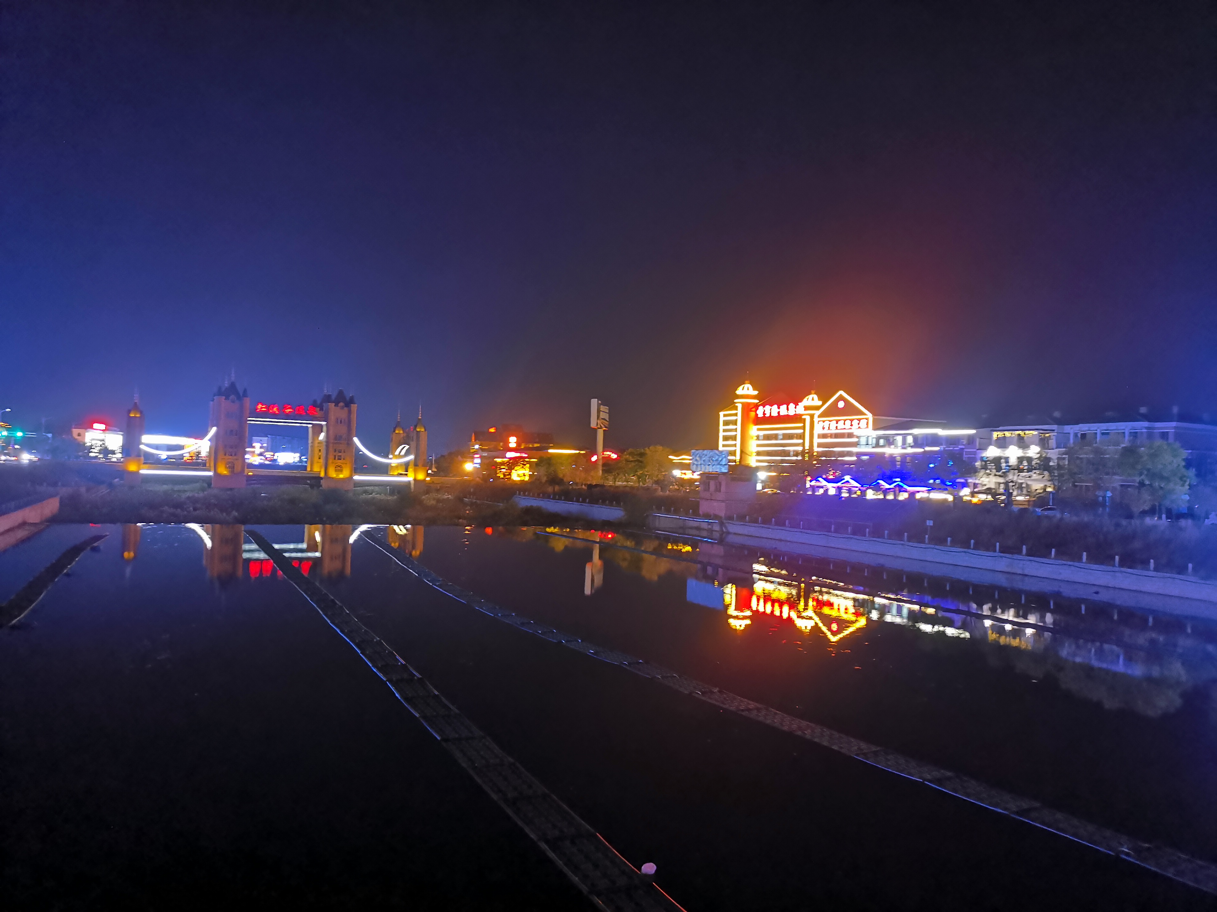 这地方实在不是年轻人喜欢的地方,放眼望去,几乎都