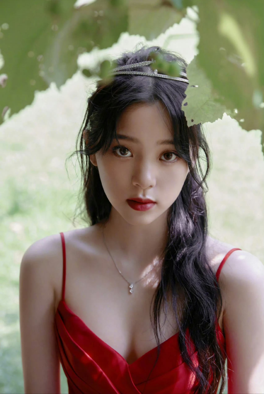 欧阳娜娜吊带v领红裙,小秀事业线,明艳迷人#心随星动