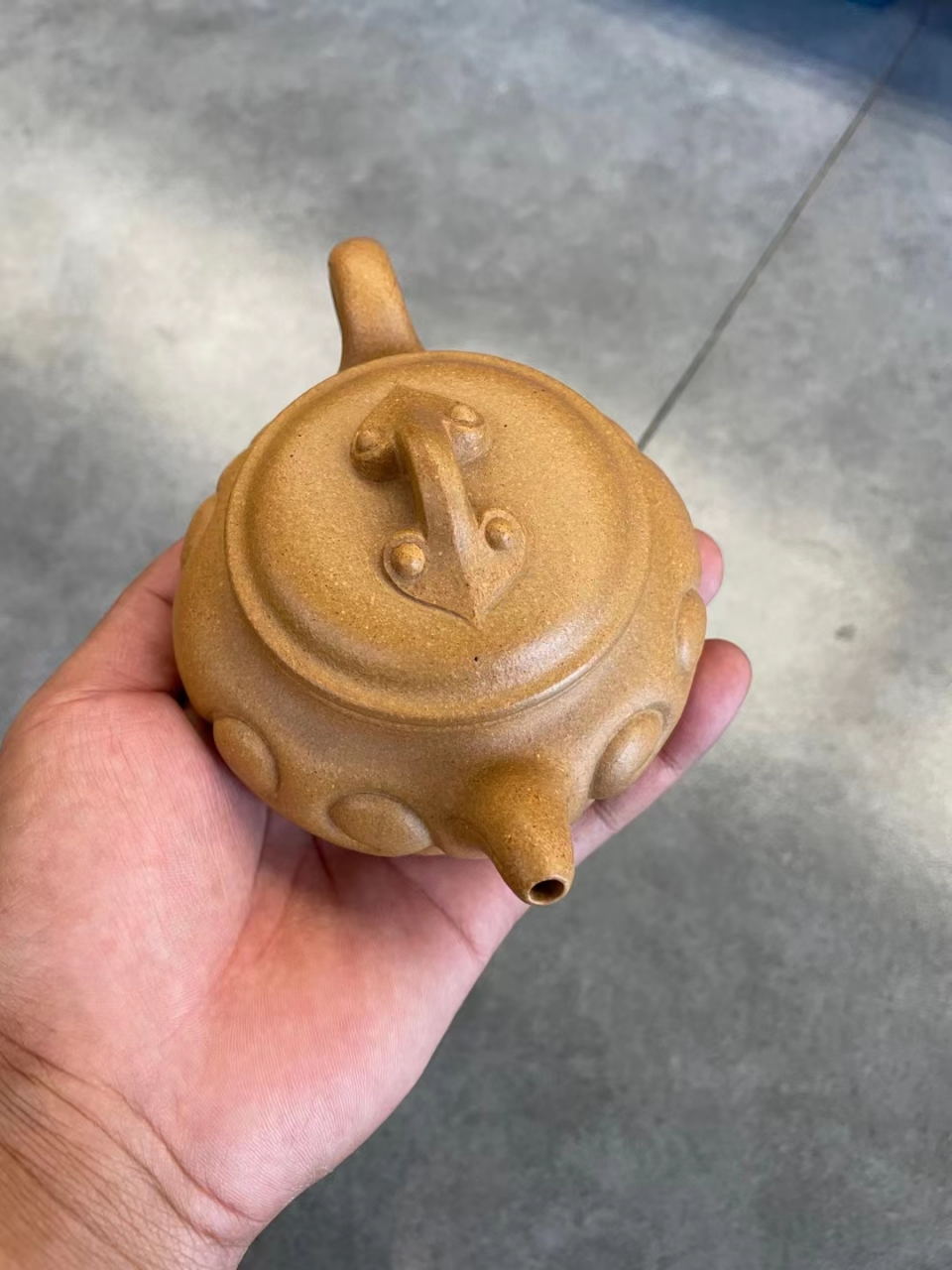 仿古如意,黄金段 仿古如意,黄金段壶钮为如意形桥梁式,平缓舒展合体