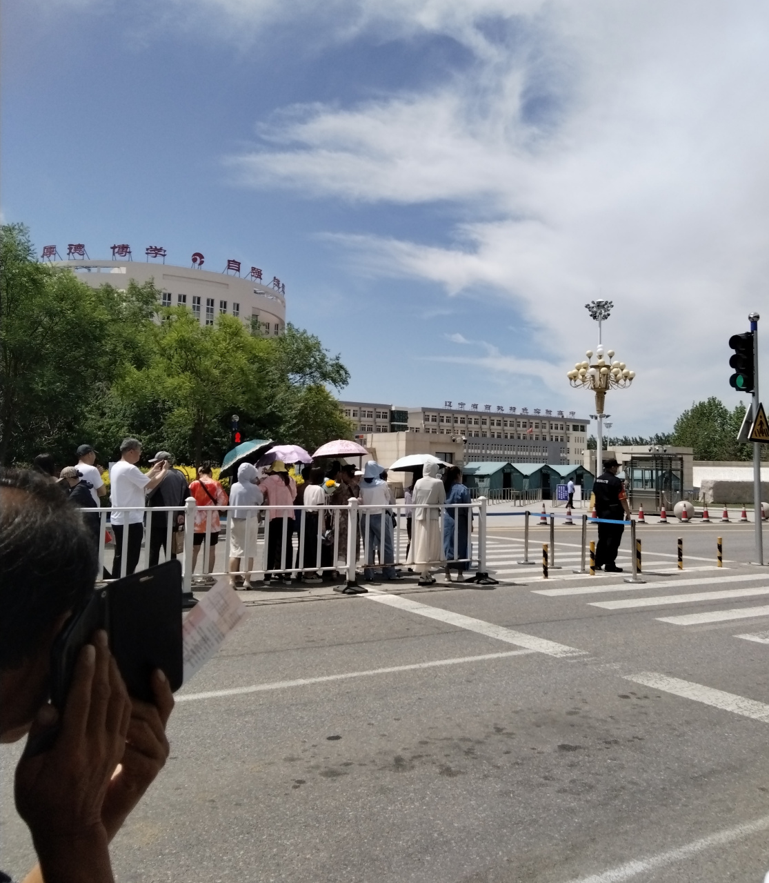 高考第二天,辽宁盘锦大洼高级中学,上午10点15分,物理历史类考试结束