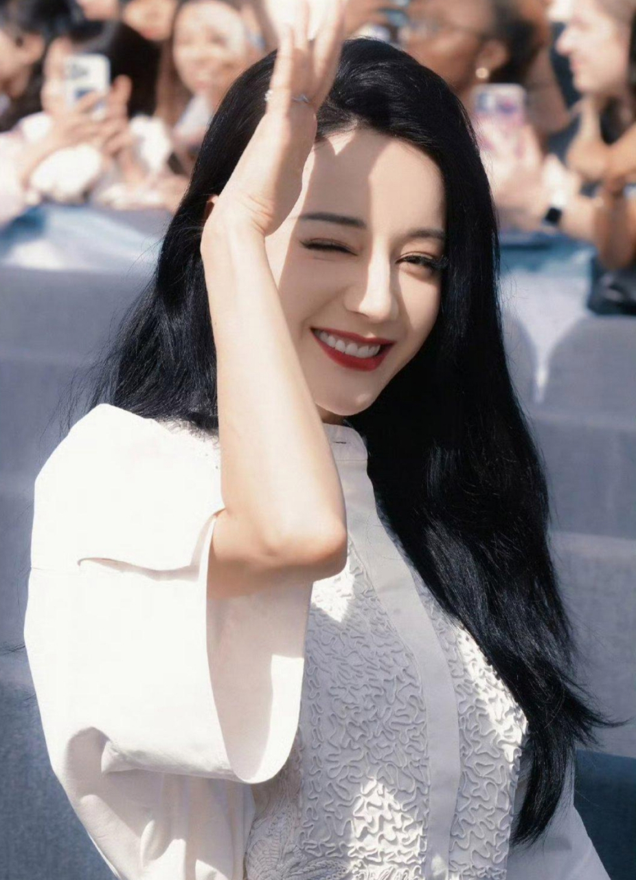 浓颜系美女迪丽热巴,真是太美了,五官精致,身材性感,举手投足间尽显