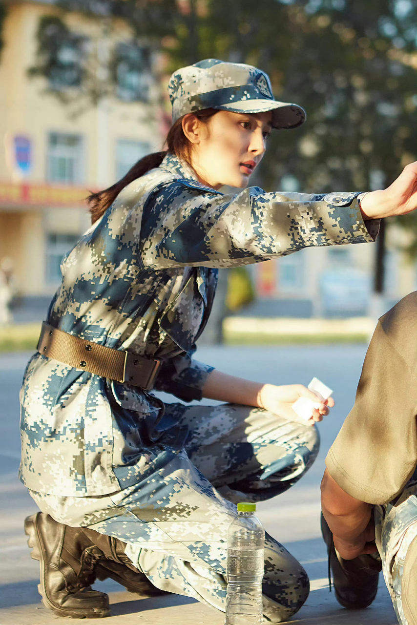 一波回忆杀来袭～《真正男子汉》时期杨幂,美丽中多了点英气,这算是军