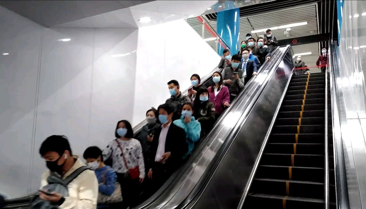 上海地铁一号线汉中站,下班高峰期突然人山人海,不知啥情况?