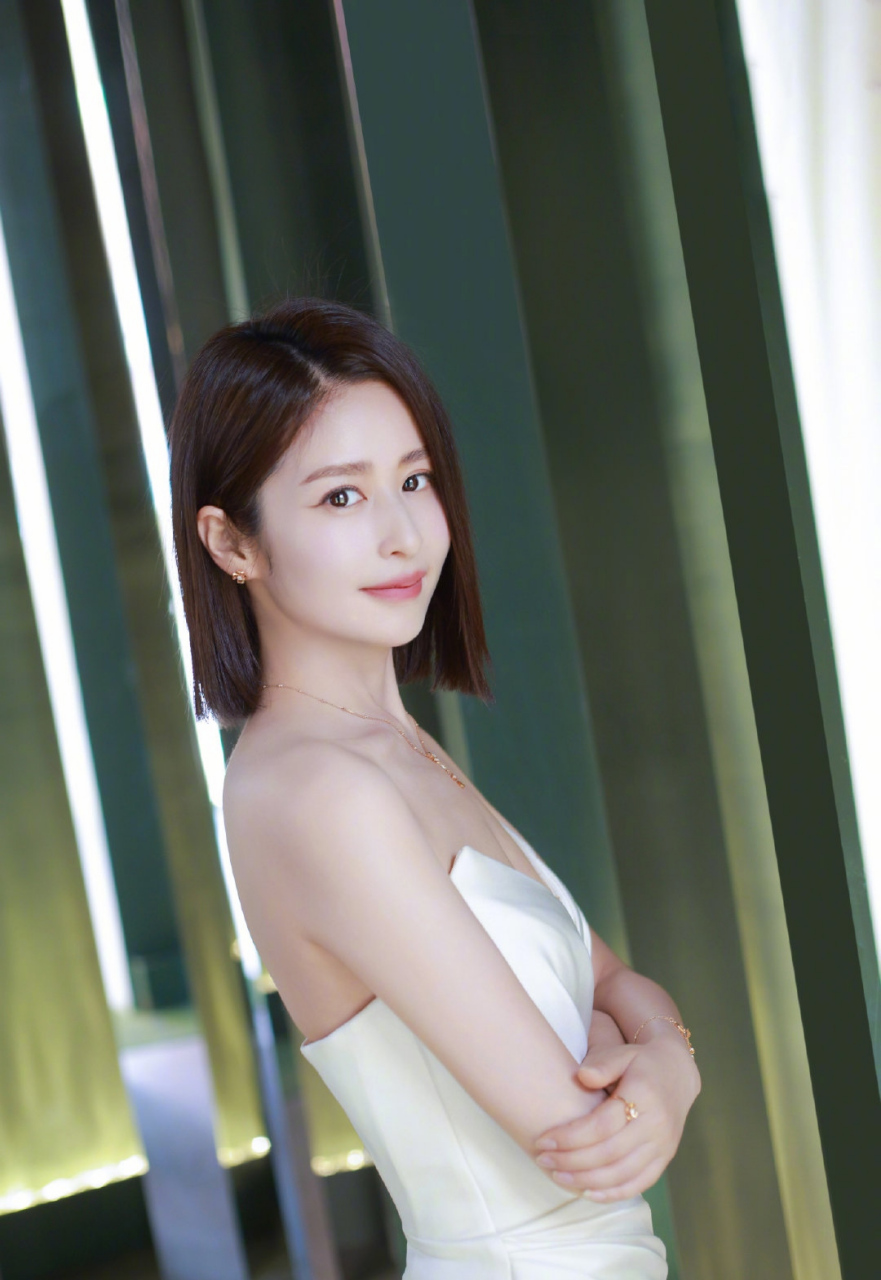 颖儿# 一袭白色深v礼服,清纯唯美的容颜,丰满傲人的事业线,窈窕曼妙