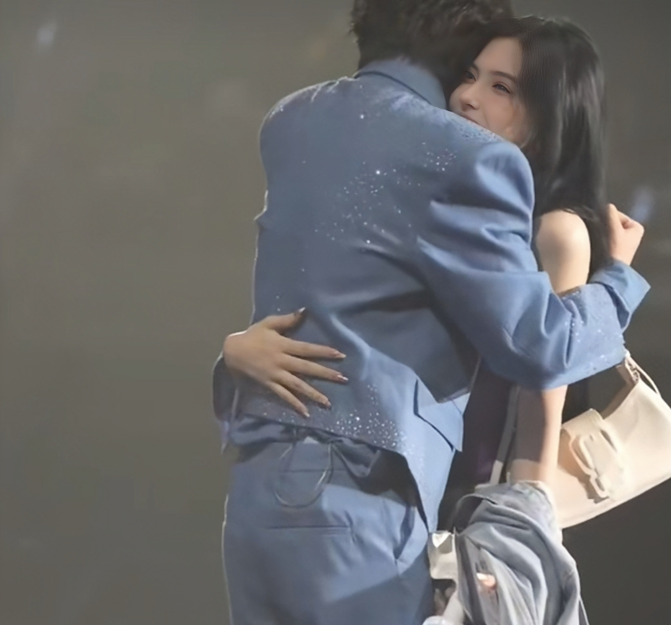 蔡徐坤和粉丝拥抱十指紧扣#