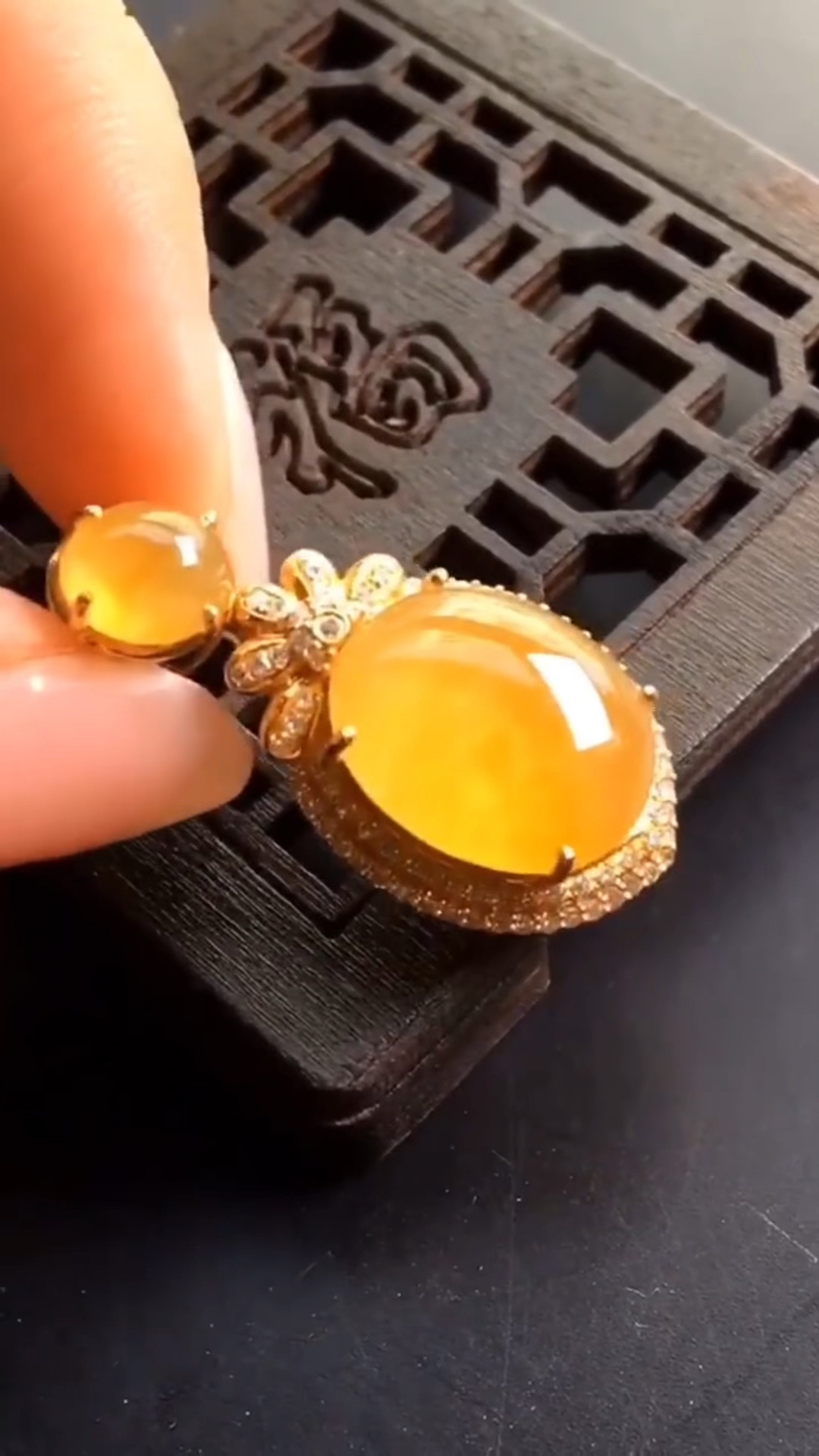 冰黄翡蛋面吊坠,像极了小时候吃过了蜜糖果,你们觉得像吗?