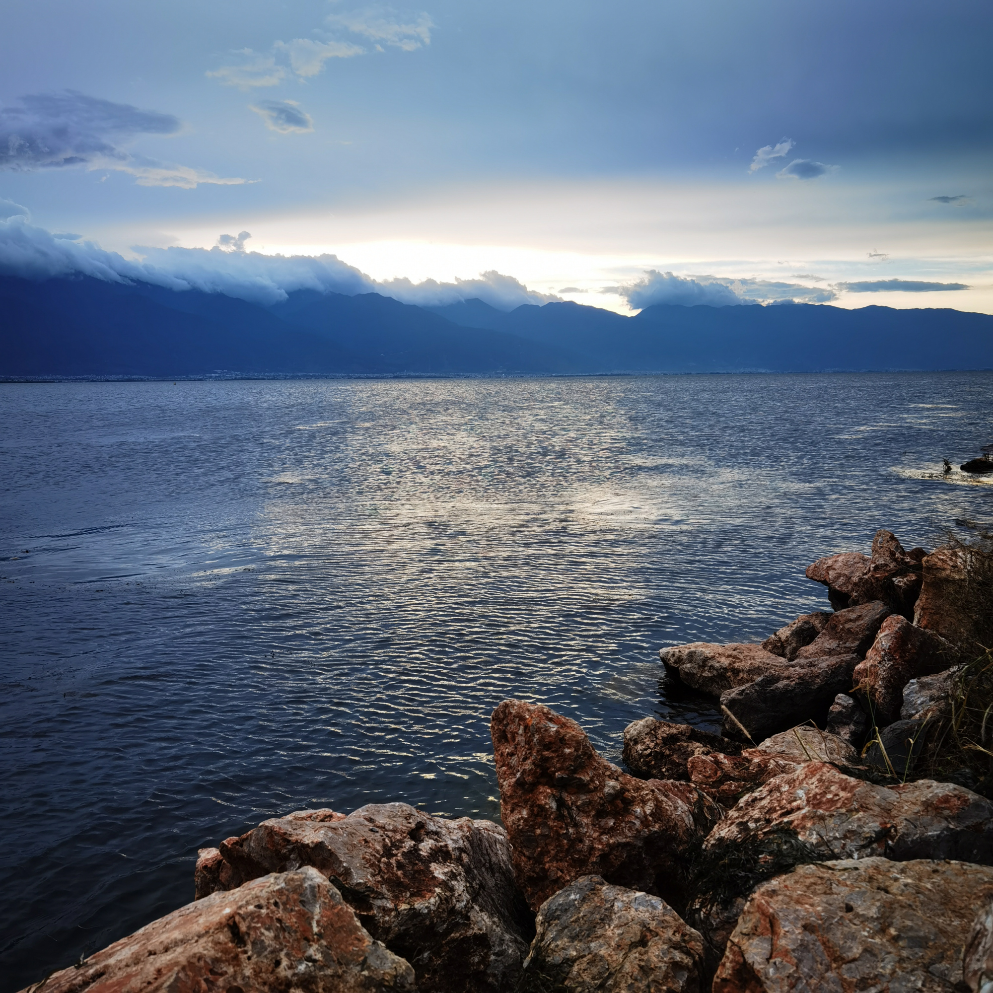 云南洱海风光,"微微风簇浪,散作满河星"