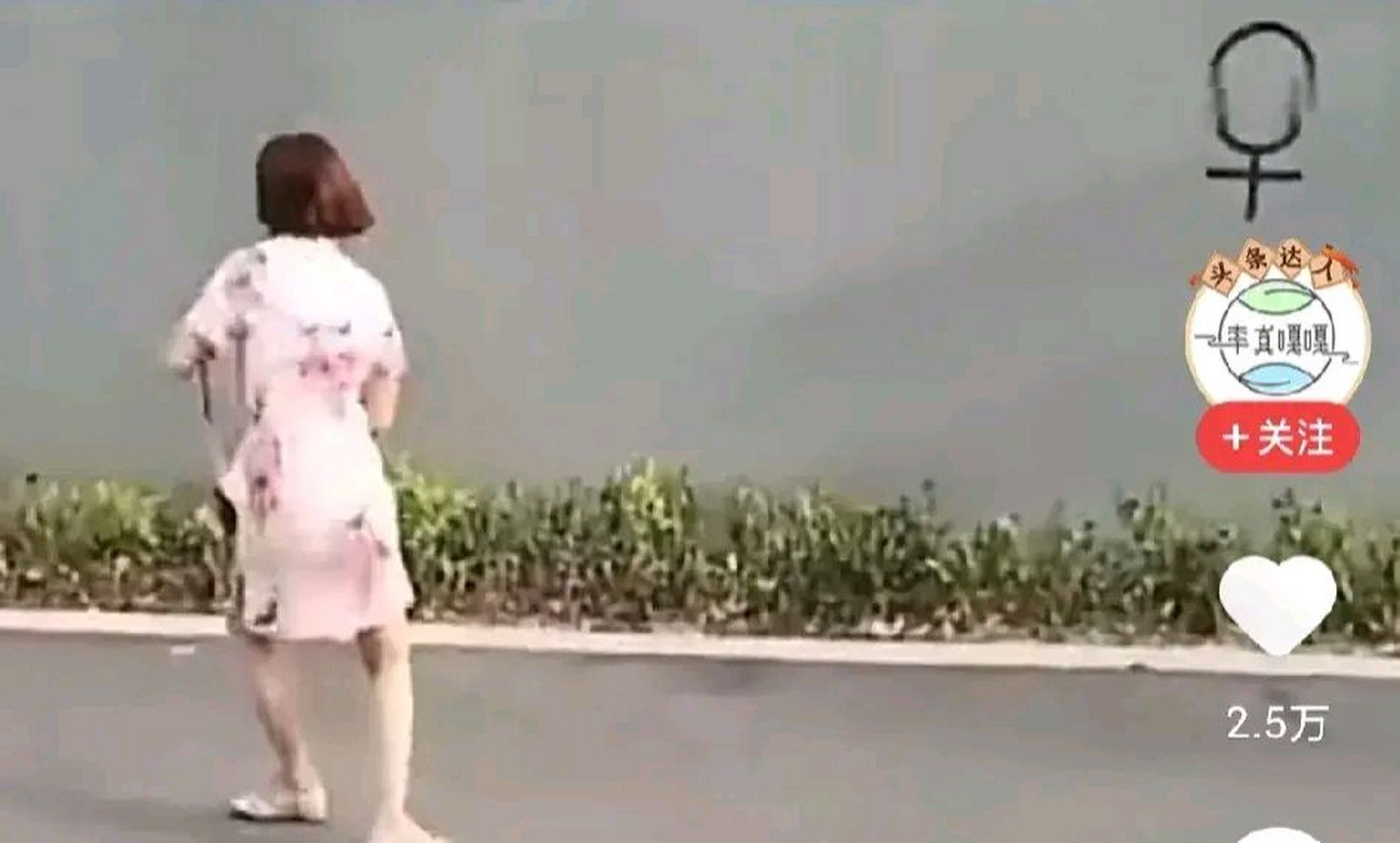 一美丽小姐姐尿急,好不容易找寻了个厕所,来回走了一圈,愣是不知道