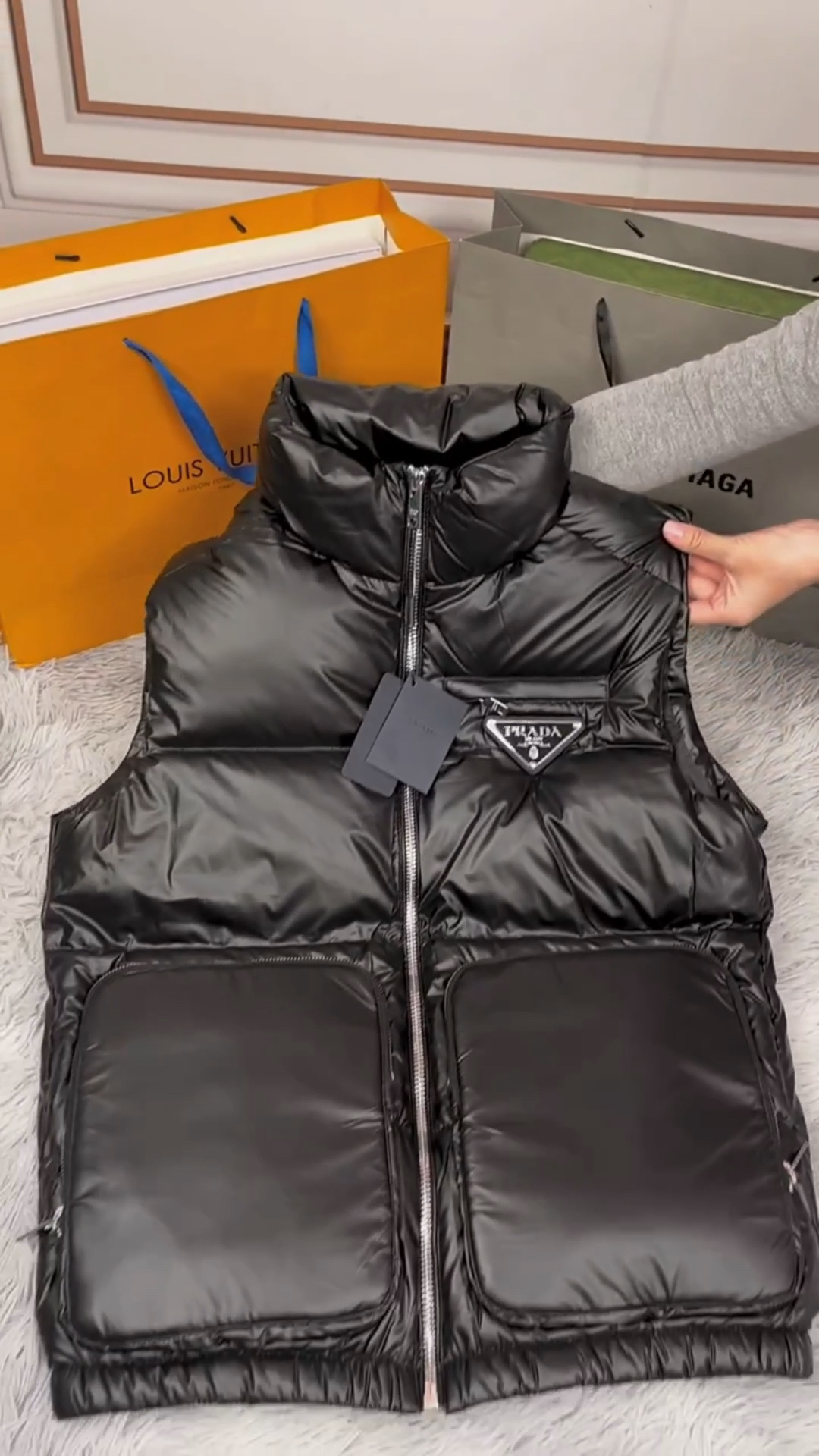 普拉达男士羽绒马甲呈现出大气优雅气质